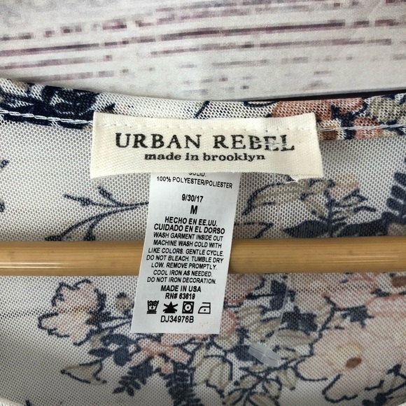 Floral blouse Size M New with tags - Picture 4 of 7